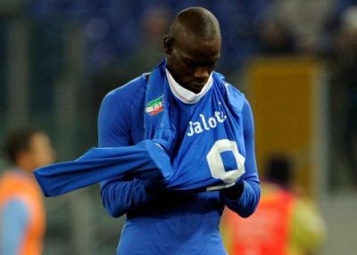 
	Exista un fotbalist mai CRETIN!? Balotelli a patit-o IAR cu tricoul! Cum sa faci ASA CEVA? SUPER VIDEO
