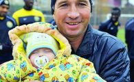 
	FOTO: Petrescu s-a trezit cu o surpriza colosala! Doi parinti rusi au tinut ca antrenorul sa le cunoasca fetita! Vezi motivul emotionant
