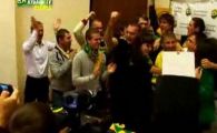 
	VIDEO EXPLOZIE de bucurie la Krasnodar! Petrescu, asaltat de fani dupa prelungirea contractului! Ce surpriza i-au facut!
