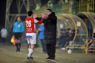 Ciobotariu e gata de primul DERBY: Care e SINGURUL mod in care il poate surprinde Ilie Stan si ce stelist ii da FIORI!
 
 Ciobotariu e gata de primul DERBY: Care e SINGURUL mod in care il poate surprinde Ilie Stan si ce stelist ii da FIORI!