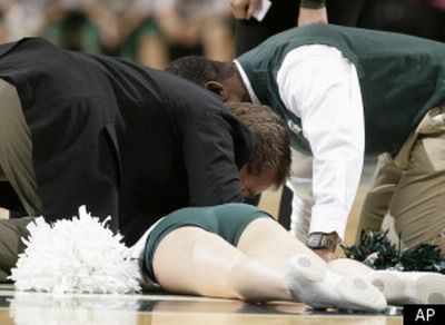 VIDEO Americanii sunt SOCATI! O majoreta a cazut in CAP si a ramas lata! Cum a speriat o sala intreaga!
VIDEO Americanii sunt SOCATI! O majoreta a cazut in CAP si a ramas lata! Cum a speriat o sala intreaga!