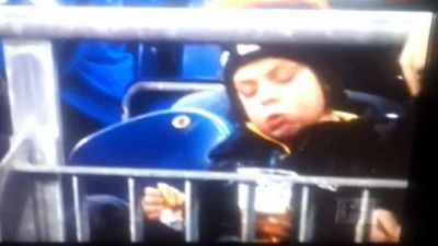 VIDEO Imaginea zilei in Germania! Un copil bea bere pe stadion! VIDEO Imaginea zilei in Germania! Un copil bea bere pe stadion!