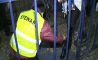 
	VIDEO! Stewarzii au DESCALTAT 700 de oameni! Cum au fost controlati fanii Petrolului la intarea pe stadionul Dinamo!
