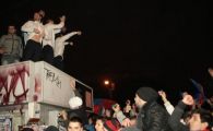 
	VIDEO 3000 de fani la Universitate! Steaua a deschis sampania! Vezi IMAGINI unice cu fotbalistii Stelei sarbatorind cea mai mare performanta din cariera lor:
