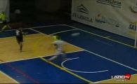 
	VIDEO! Executia FABULOASA pe care nu a mai reusit-o nimeni! Vezi un GOLAZO cu calcaiul, mingea s-a dus direct in vinclu!
