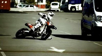 
	VIDEO: 9 minute "criminale" pe 2 roti ! Campionul Frantei la Supermoto face niste lucruri incredibile cu motorul !
