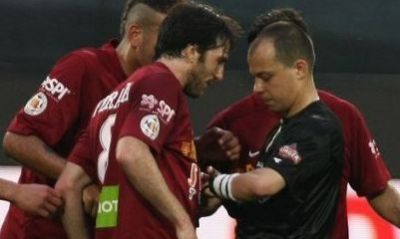 
	Premiera in arbitrajul din Romania! Avram junior, prima victima a RAZBOIULUI Vaslui-Rapid! Vezi ce DECIZIE INCREDIBILA a luat:
