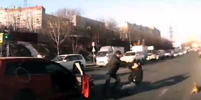 
	VIDEO:&nbsp;Soferi, nu mai fiti asa de tari in gura ! Un smecher pus pe bataie&nbsp;a fost calcat in picioare de un pieton !
