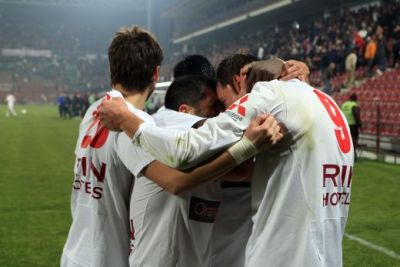 Asta e GRESEALA anului! E de SF ce s-a intamplat cu Alexe si Niculae in Europa League! Cum a ratat Dinamo calificarea:
 
 Asta e GRESEALA anului! E de SF ce s-a intamplat cu Alexe si Niculae in Europa League! Cum a ratat Dinamo calificarea: