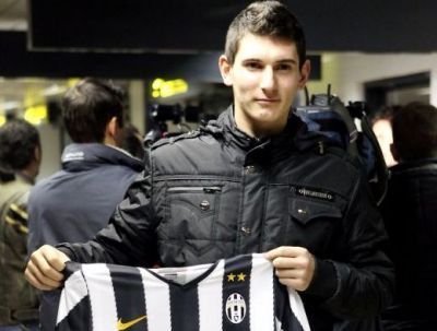 "Sa joci la Juventus e o onoare! Ma antrenez cu Pirlo si Del Piero" Ce spune romanul care viseaza sa ii ia locul lui Buffon la Juve:
"Sa joci la Juventus e o onoare! Ma antrenez cu Pirlo si Del Piero" Ce spune romanul care viseaza sa ii ia locul lui Buffon la Juve: