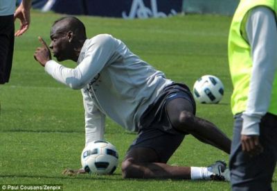 City a pus doi jucatori sa-i fie BODYGUARZI lui Balotelli! Solutia lui Mancini pentru a controla un jucator DEMENT!