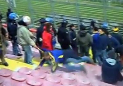 
	PENIBILUL din peluza! Suparat pe viata si pe fotbal, a vrut sa rupa un scaun! Vezi cum a ATERIZAT direct in cap! SUPER VIDEO
