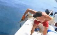 VIDEO: Cel mai PROST PESCAR din istorie! A prins un rechin si i-a bagat mana in gura. Ce crezi ca s-a intamplat? :)