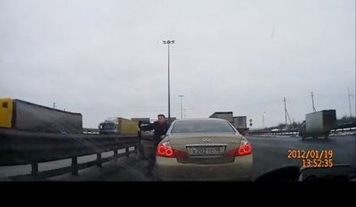 
	VIDEO: Teroare pe autostrada! Ce inseamna sa fii smecher pe banda de mers tare!

