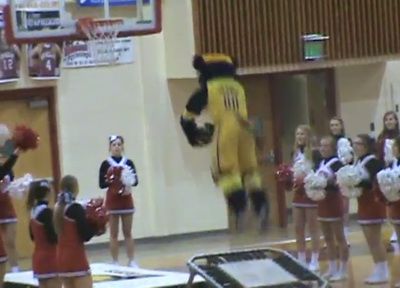 
	SUPER VIDEO! Ce se intampla cand o MASCOTA supraponderala incearca sa dea un slam dunk! Vezi momentele incredibile:
