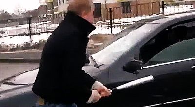 
	VIDEO O banala cearta in trafic s-a terminat cu haos in Rusia: pumni, picioare, bate si un Mercedes facut zob!
