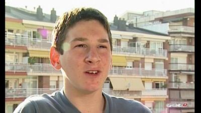 
	"Sa nu-l iei, ma, in echipa ta! Uite ce COSURI are pe fata!" Acum toata planeta s-a INDRAGOSTIT de pustiul asta! Te prinzi cine e? :)
