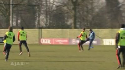 
	VIDEO: Gol genial reusit de Bergkamp la antrenamentul lui Ajax! Uite-l ce stie sa faca la 42 de ani
