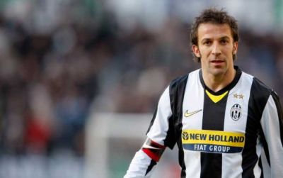 
	El e ultimul fotbalist TOTAL! A fost ZEU in echipa cu Zidane si l-a tinut pe Messi la coada pentru autograf! Testamentul lui Del Piero
