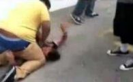 
	Are 12 ani, creasta de PUNKIST si se ia de cine nu trebuie! Vezi cum se trezeste BESTIA in grasan :)) Video INTERZIS sub 16 ani
