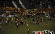 
	APOCALIPSA in fotbal, partea a 2-a! Fanii au intrat pe teren la 2 meciuri, zeci de oameni au ajuns la spital! VIDEO!
