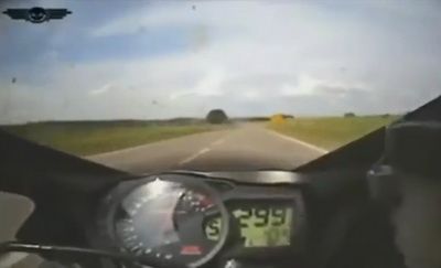 
	VIDEO FABULOS! Un nebun pe motor a trecut pe langa politisti cu 300km/h! Reactia incredibila a oamenilor legii:
