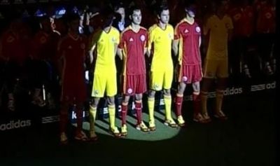 FOTO: Romania se intoarce la galben! Nationala si-a prezentat noul echipament pentru preliminariile CM 2014!
FOTO: Romania se intoarce la galben! Nationala si-a prezentat noul echipament pentru preliminariile CM 2014!