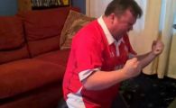 
	Grasutul asta a innebunit! O victorie ISTORICA i-a luat mintile. Cum trebuie sa te bucuri cand echipa ta castiga :) SUPER VIDEO
