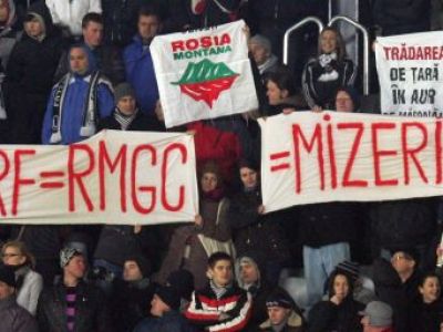 FOTO SCANDAL pe Cluj Arena! Jandarmii au intervenit in forta cand au vazut un banner anti-FRF!
FOTO SCANDAL pe Cluj Arena! Jandarmii au intervenit in forta cand au vazut un banner anti-FRF!