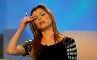
	VIDEO: Efectul Berlusconi :) O super prezentatoare a lesinat in DIRECT in timpul unei emisiuni TV!
