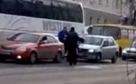 
	VIDEO: Doi betivani rusi se pun cu cine nu trebuie si sfarsesc pe marginea drumului, batuti mar!
