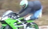 
	Cat de dobitoc sa fii?! Si-a distrus motorul in cel mai stupid mod! VIDEO INCREDIBIL! 
