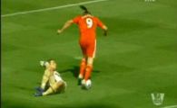 
	VIDEO: Ai vazut ceva mai PENIBIL de atat? Carroll, simulare jenanta! Cum s-a facut de ras atacantul pe stadionul fostei sale echipe:
