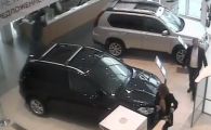 
	Cumparatorul nemultumit nu se plange, ci DISTRUGE! Dealerul care i-a vandut masina isi blesteama zilele:
