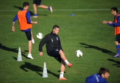 Steaua, 4 meciuri INFERNALE in ultimele 8 etape! "Vineri se joaca finala! Cine pierde, moare" Avertismentul primit de stelisti:
Steaua, 4 meciuri INFERNALE in ultimele 8 etape! "Vineri se joaca finala! Cine pierde, moare" Avertismentul primit de stelisti: