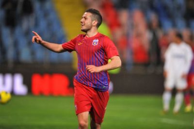 Omul care a INVENTAT 3 super-echipe in Liga 1: "Steaua e cea mai buna din Liga 1! Sunt dispus sa discut in cazul unei oferte!" Cum poate fi blocat:
Omul care a INVENTAT 3 super-echipe in Liga 1: "Steaua e cea mai buna din Liga 1! Sunt dispus sa discut in cazul unei oferte!" Cum poate fi blocat: