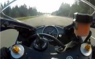 VIDEO Faza care a scandalizat un oras intreg! Un motociclist TURBAT face cu mana la 300 de la ora!