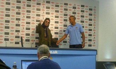 VIDEO SENZATIE: Un fan a oprit conferinta de presa de la City dupa victoria superba cu Man. United VIDEO SENZATIE: Un fan a oprit conferinta de presa de la City dupa victoria superba cu Man. United