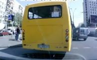 
	VIDEO: Ireal si aproape mortal! De ce crezi ca nu poate sa inainteze autobuzul asta?
