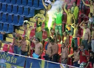 INCIDENTE in tribune la Steaua - Petrolul! Fanii Stelei au sarit sa ii bata pe cei ai Petrolului inca din minutul 2! INCIDENTE in tribune la Steaua - Petrolul! Fanii Stelei au sarit sa ii bata pe cei ai Petrolului inca din minutul 2!
