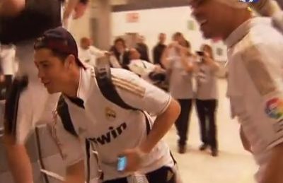 Ronaldo a INNEBUNIT! Nu l-ai vazut NICIODATA in HALUL asta de beat! S-a luat de fani in aeroport! VIDEO GENIAL Ronaldo a INNEBUNIT! Nu l-ai vazut NICIODATA in HALUL asta de beat! S-a luat de fani in aeroport! VIDEO GENIAL