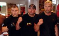 
	Catinas s-a pregatit cu Jerome LeBanner pentru gala Local Kombat de sambata! Vezi in ce super piramida va lupta:
