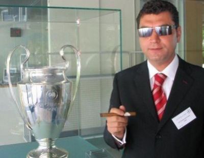 20 de ani de post comunism intr-o singura fraza: "Ba, tarane, eu am mai multe haine decat ai tu vaci!" Porumboiu transfera doua oi de la Becali si merge cu ele la TAS :)
20 de ani de post comunism intr-o singura fraza: "Ba, tarane, eu am mai multe haine decat ai tu vaci!" Porumboiu transfera doua oi de la Becali si merge cu ele la TAS :)