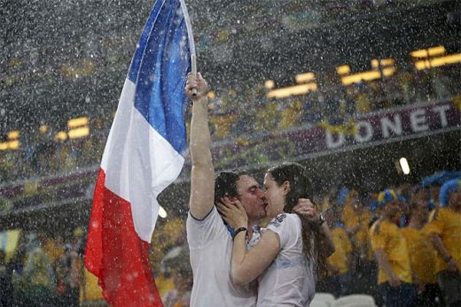 poza-anului-make-love-not-war-doi-fani-ai-frantei-au-oferit-cel-mai-tare-moment-de-la-euro-poza-care-face.jpg