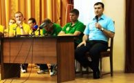 
	'Lasa, ma, Facebook-ul!" :)) Petrescu s-a PLICTISIT de moarte la intalnirea cu fanii! I-a facut sa PLANGA cu un discurs senzational si apoi a rupt netul
