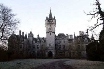 5 castele spectaculoase, ABANDONATE si cazute in ruina: Casa fantoma care si-a omorit proprietarii! FOTO