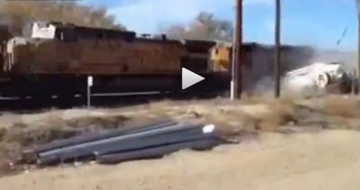 
 Accident ORIBIL, noroc paranormal! Doi muncitori au scapat neatinsi dupa ce i-a lovit TRENUL! Masina s-a facut praf pe calea ferata! VIDEO
