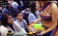 
	VIDEO GENIAL! Mii de oameni au uitat de meci din cauza ei! Aparitie INCREDIBILA in NBA. Reactia pustiului astuia e SENZATIONALA
