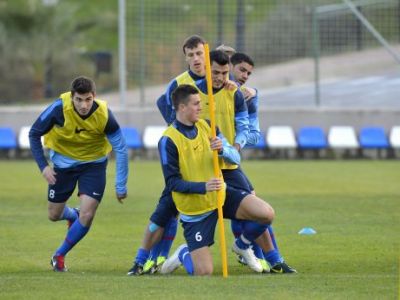 Steaua joaca AZI primul meci pe 2013! Jucatorii s-au aliat impotriva lui Gigi inainte de Ajax :) Dupa Tatarusanu, un alt stelist da 'declaratii gresite' pentru dubla cu Ajax
Steaua joaca AZI primul meci pe 2013! Jucatorii s-au aliat impotriva lui Gigi inainte de Ajax :) Dupa Tatarusanu, un alt stelist da 'declaratii gresite' pentru dubla cu Ajax