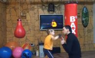 
	Incredibil! O fetita de 5 ani boxeaza ca Tyson! Prima fata care e asteptata sa DISTRUGA baietii in ring! Vezi ce stie sa faca! Are 1,3 milioane de vizualizari pe Youtube in cateva zile
